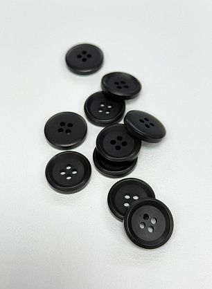 Пуговица пластик 4 прокола d-20мм черная - в интернет-магазине тканей Тессутидея арт. F-7159