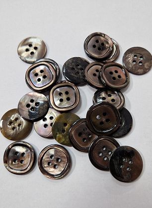 Пуговица ракушка 4 прокола d-20мм коричневая с ободком - в интернет-магазине тканей Тессутидея арт. F-5852