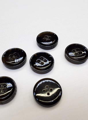 Пуговица рог 4 прокола d-22мм бежево-коричневая - итальянские ткани Тессутидея.