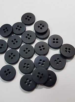 Пуговица рог 4 прокола d-15мм темно-синяя - в интернет-магазине тканей Тессутидея арт. F-5444