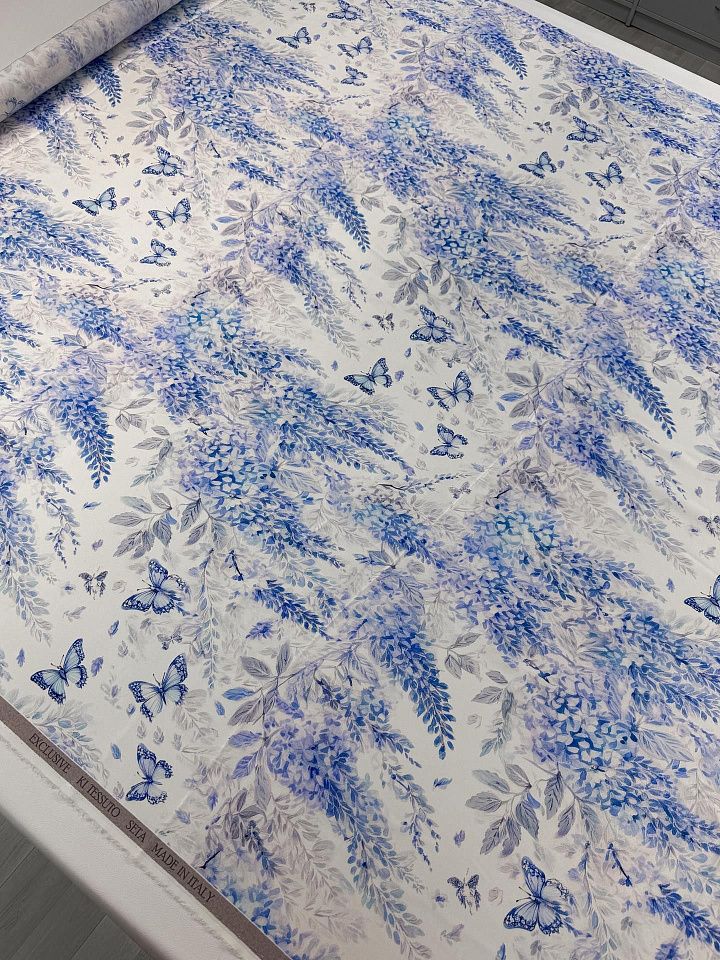 Шелк атлас (н) голубой цветочный рисунок на белом - итальянские ткани Тессутидея арт. 10-4865