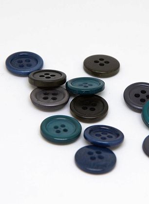Пуговица пластик 4 прокола d-14мм темно-серая, синяя, хаки,изумрудная - в интернет-магазине тканей Тессутидея арт. F-4653