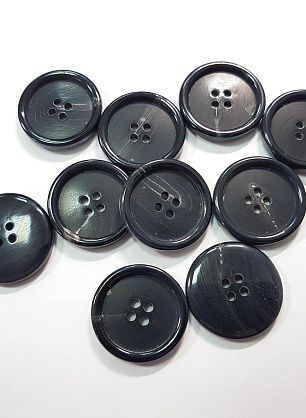 Пуговица пластик 4 прокола d-24мм черная с прожилками - в интернет-магазине тканей Тессутидея арт. F-5641