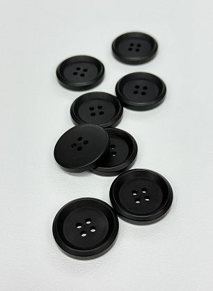 Пуговица пластик 4 прокола d-28мм черная - в интернет-магазине тканей Тессутидея арт. F-7162