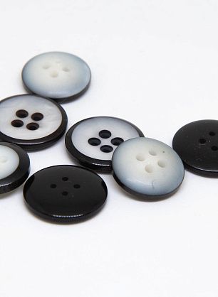 Пуговица пластик 4 прокола d-16-18мм черно-белая - итальянские ткани Тессутидея F-4623