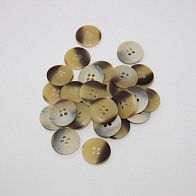 Пуговица рог 4 прокола бело-бежевая d-18mm  - итальянские ткани Тессутидея арт. F-2538