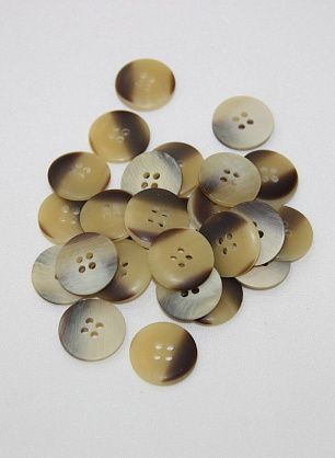 Пуговица рог 4 прокола бело-бежевая d-18mm  - в интернет-магазине тканей Тессутидея арт. F-2538