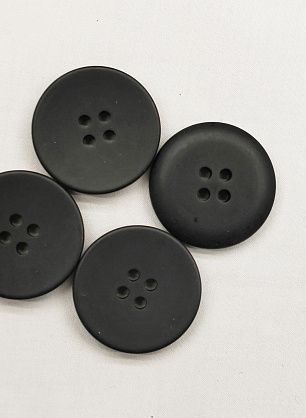 Пуговица пластик 4 прокола d-25мм черная матовая - в интернет-магазине тканей Тессутидея арт. F-6806