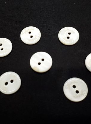 Пуговица ракушка 2 прокола d-12мм белая именная - в интернет-магазине тканей Тессутидея арт. F-3978