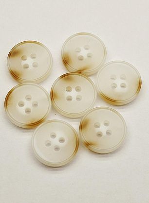 Пуговица пластик 4 прокола d-15мм белая с коричневыми вкраплениями - в интернет-магазине тканей Тессутидея арт. F-6780