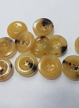 Пуговица рог 4 прокола d-20мм бежевая с коричневыми вкраплениями - в интернет-магазине тканей Тессутидея арт. F-5017