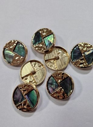 Пуговица металл золото на ножке d-25мм с перламутровой сине-сиреневой вставкой  - в интернет-магазине тканей Тессутидея арт. F-6040