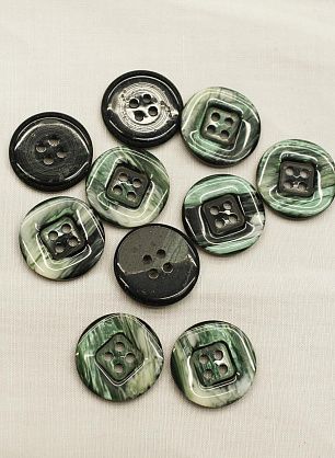 Пуговица пластик 4 прокола d-20мм бело-зеленая меланжевая - в интернет-магазине тканей Тессутидея арт. F-6977