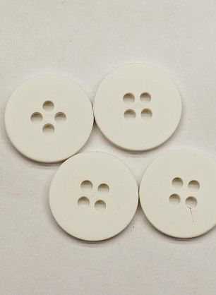 Пуговица пластик 4 прокола d-17мм белая - в интернет-магазине тканей Тессутидея арт. F-6541
