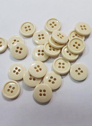 Пуговица пластик 4 прокола d-14мм молочная - в интернет-магазине тканей Тессутидея арт. F-5273