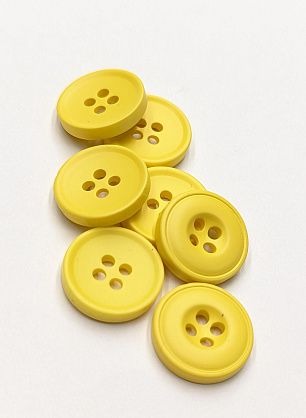 Пуговица пластик 4 прокола d-18мм желтая - в интернет-магазине тканей Тессутидея арт. F-6118