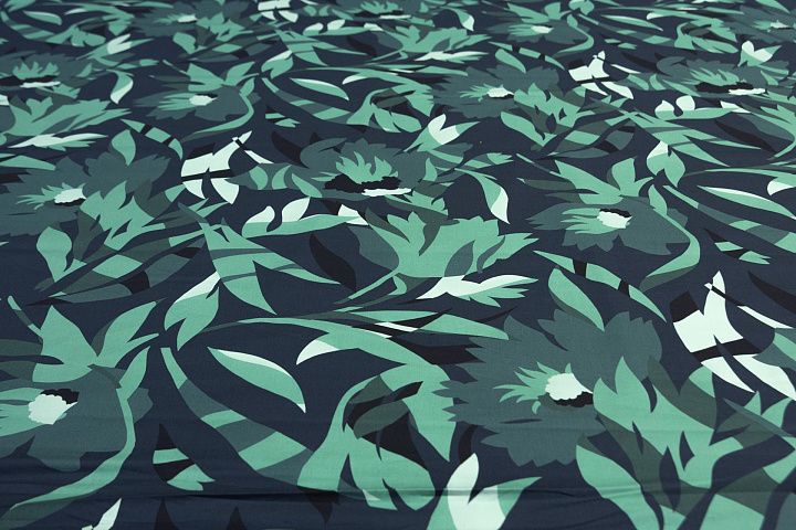 Хлопок (н) зеленая растительная абстракция на темно-синем - итальянские ткани Тессутидея арт. 01-5733