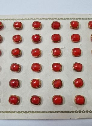 Пуговица прямоугольная на ножке d-10мм красная с золотым ободком - в интернет-магазине тканей Тессутидея арт. F-5867