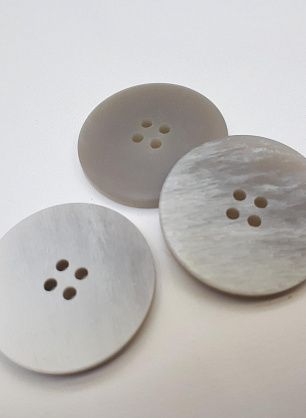 Пуговица пластик 4 прокола d-37мм серо-белая - итальянские ткани Тессутидея F-4187