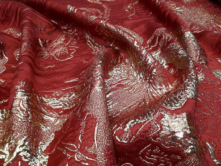 Шелк с люрексом (н) золотой орнамент на красном - итальянские ткани Тессутидея арт. 03-5746