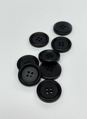 Пуговица пластик 4 прокола d-25мм черная - в интернет-магазине тканей Тессутидея арт. F-7161