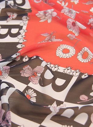 Шифон Burberry купон (1,45м) (н) буква "В" и цветы на красном - в интернет-магазине тканей Тессутидея арт. 10-2060
