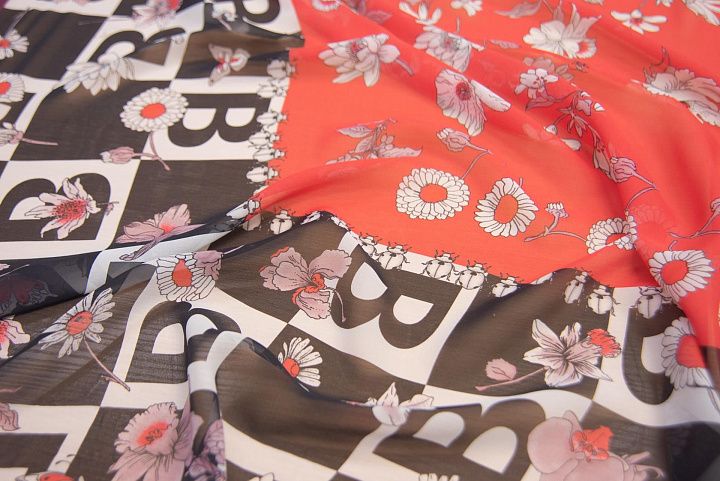 Шифон Burberry купон (1,45м) (н) буква "В" и цветы на красном - итальянские ткани Тессутидея арт. 10-2060