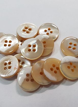 Пуговица ракушка 4 прокола d-22мм бежевый перламутр - в интернет-магазине тканей Тессутидея арт. F-5300
