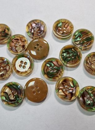 Пуговица пластик 4 прокола d-20мм бежевая с акварельным рисунком - в интернет-магазине тканей Тессутидея арт. F-5719