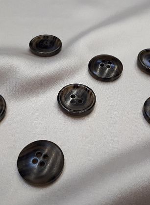 Пуговица пластик 4 прокола d-18мм бежево-коричневая - в интернет-магазине тканей Тессутидея арт. F-3864