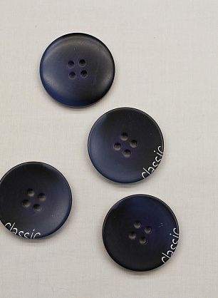 Пуговица пластик 4 прокола d-28мм синяя с надписью - в интернет-магазине тканей Тессутидея арт. F-6652