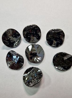 Пуговица металл никель на ножке d-22мм фактурная - в интернет-магазине тканей Тессутидея арт. F-5743