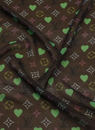 Шифон (н) салатовые сердца и логотип на темно-коричневом - в интернет-магазине тканей Тессутидея арт. 10-3959