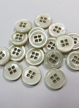 Пуговица пластик 4 прокола d-18мм бело-бежевая перламутровая - в интернет-магазине тканей Тессутидея арт. F-5593