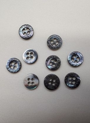 Пуговица ракушка 4 прокола d-9мм серая именная - в интернет-магазине тканей Тессутидея арт. F-3980