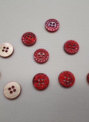 Пуговица ракушка 4 прокола d-11мм красная именная - в интернет-магазине тканей Тессутидея арт. F-3976