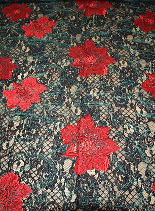 Кружевное полотно с вышивкой (н) красные цветы на черном - в интернет-магазине тканей Тессутидея арт. 03-2479