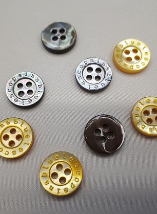 Пуговица ракушка 4 прокола d-12мм серая, желтая именная - итальянские ткани Тессутидея F-3977