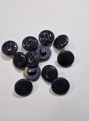 Пуговица на ножке пластик d-15мм темно-синяя с геральдикой - в интернет-магазине тканей Тессутидея арт. F-5949