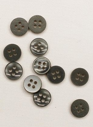 Пуговица пластик 4 прокола d-10мм темно-серая - в интернет-магазине тканей Тессутидея арт. F-6535