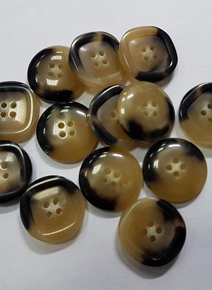 Пуговица пластик 4 прокола d-25мм бежево-черная - в интернет-магазине тканей Тессутидея арт. F-5213