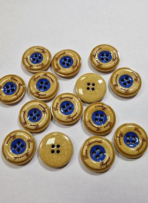 Пуговица костюмная пластик 4 прокола d-20мм бежево-голубая с надписью - итальянские ткани Тессутидея F-6020