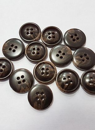 Пуговица пластик 4 прокола d-16мм коричневая с бежевыми прожилками - в интернет-магазине тканей Тессутидея арт. F-4902