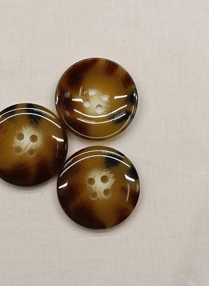 Пуговица пластик под рог 4 прокола d-25мм коричневая с черно-молочными вкраплениями - в интернет-магазине тканей Тессутидея арт. F-6756