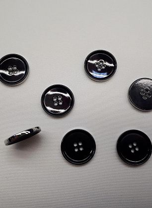 Пуговица перламутр 4 прокола d-16мм черная с серебрянным ободком - в интернет-магазине тканей Тессутидея арт. F-3789