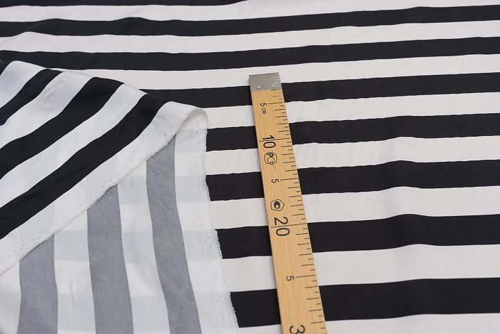 Плательная купра (н) черно-белая широкая полоска в стиле Balmain - итальянские ткани Тессутидея арт. 04-1437