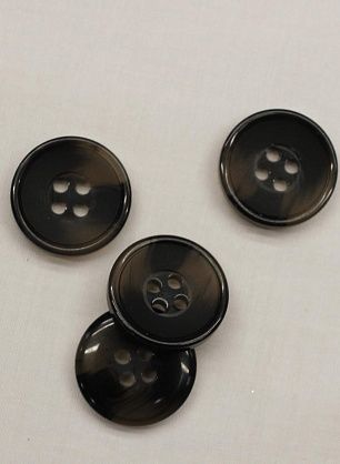 Пуговица пластик под рог 4 прокола d-18мм черная - в интернет-магазине тканей Тессутидея арт. F-6723