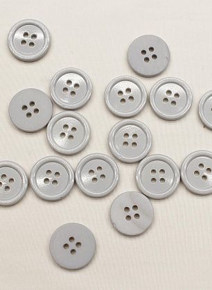 Пуговица ракушка 4 прокола d-15мм светло-серая - в интернет-магазине тканей Тессутидея арт. F-6854
