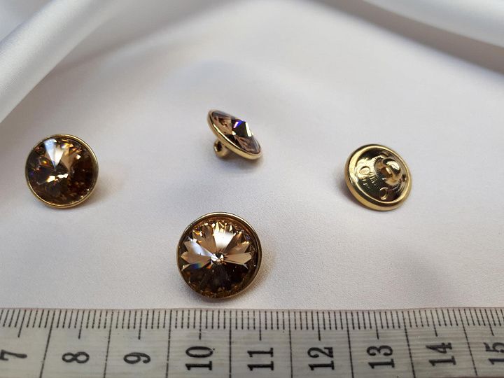 Пуговица металл золото на ножке с крупным бежевым стразом Swarovski d-16мм  - итальянские ткани Тессутидея арт. F-3898