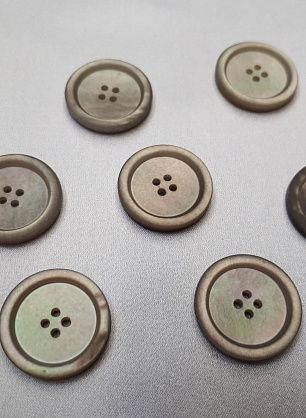 Пуговица пластик 4 прокола d-19мм бежевая - в интернет-магазине тканей Тессутидея арт. F-3848